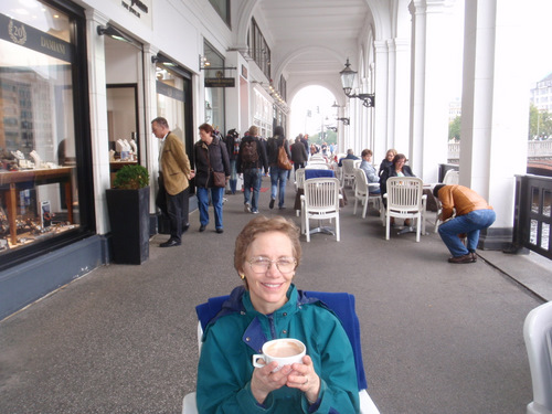 Hei&szlig;e Schokolade und Milch Kaf&eacute;.